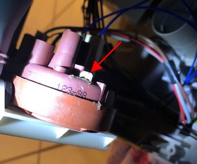 Die Abbildung zeigt den Druckwächter einer Geschirrspülmaschine mit abgehenden Stromkabeln.