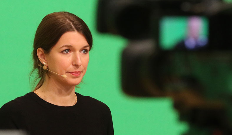 Jennifer Papantuono vor dem Green Screen Hintergrund …