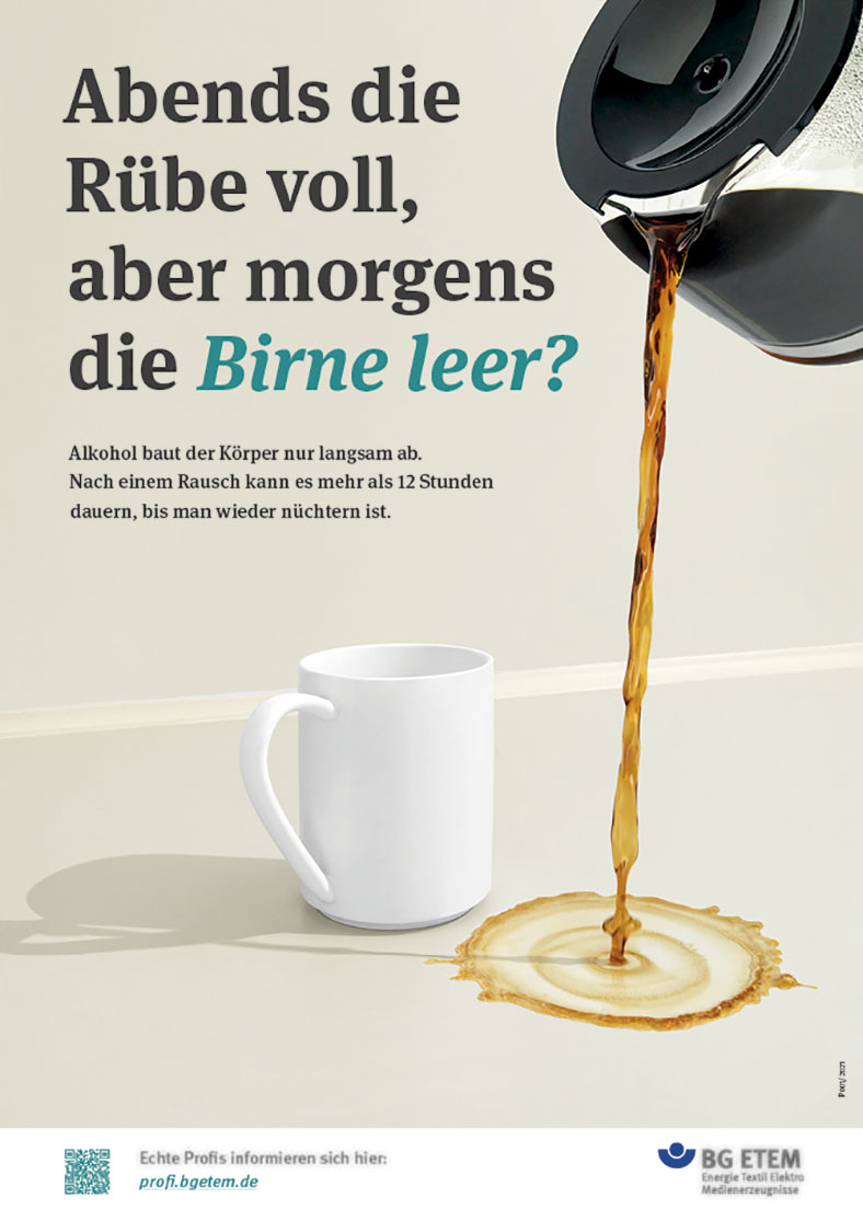 Plakat mit dem Text „Abends die Rübe voll, aber morgens die Birne leer?“ Mit einer Kaffeekanne wird beim Einschenken Kaffee neben eine Tasse geschüttet.