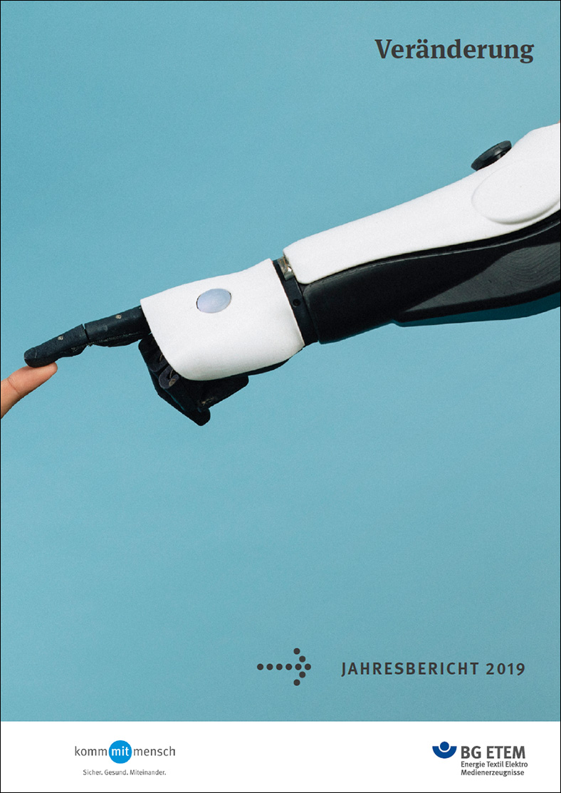 Man sieht das Cover des Jahresberichtes der BG ETEM 2019. Es zeigt einen menschlich geformten Computerarm in schwarz-weiß vor einem türkisfarbenen Hintergrund, der mit seinem Zeigefinger einen menschlichen Finger am linken Bildrand berührt.