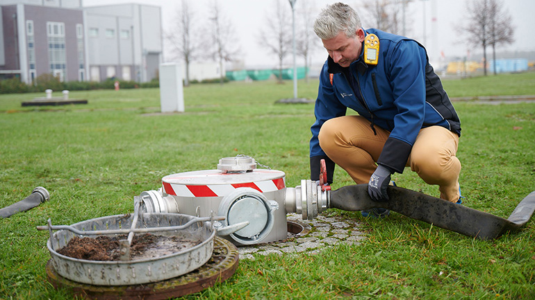 <h4>Berliner Wasserbetriebe</h4>

<strong>Schachteinlauftonne</strong>
<br>
Zur Einleitung von Wasser aus Druckschläuchen in Schächte wird im Klärwerk Schönerlinde eine Schachteinlauftonne...