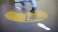 <h4>Siemens AG Frankfurt am Main  Schaltanlagenwerk</h4>

<strong>Gefahrensymbol als Projektion</strong>
<br>
Fußgängerquerungen über Fahrstraßen innerhalb von Gebäuden wurden mit einem...