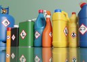Gefahrstoffschrank: Flaschen und Behälter