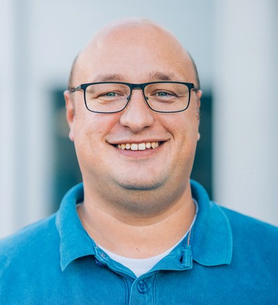 Porträt von Vision-Zero-Programmleiter Magnus Magnusson mit Brille in blauem Shirt.