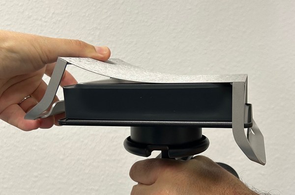 3D-Druck: Hand biegt eine metallische Folie nach oben.