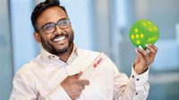 Sukeevan Shanmugalingam (Eon Energie Deutschland GmbH) freut sich auf den Reaktionstest mit dem Zollstock.