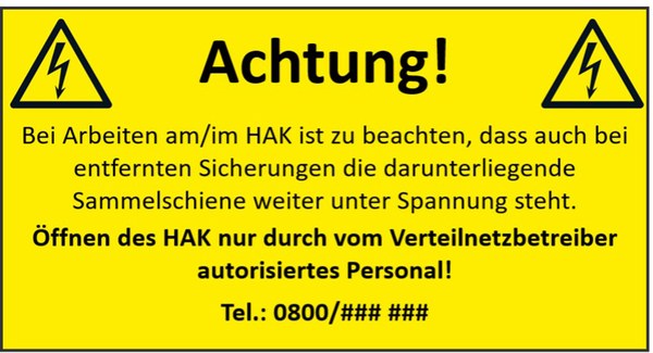 Ein gelbes Warnschild, dessen Text darauf hinweist, dass bei Arbeiten am oder im HAK noch Spannung anliegt