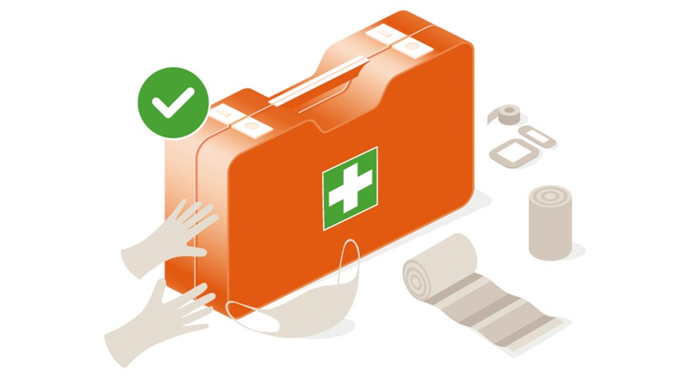 Illustration: Orangefarbener Erste-Hilfe-Koffer, darum liegen Gesichtsmaske, Mullbinden, Klammern und Heftpflasterspule.