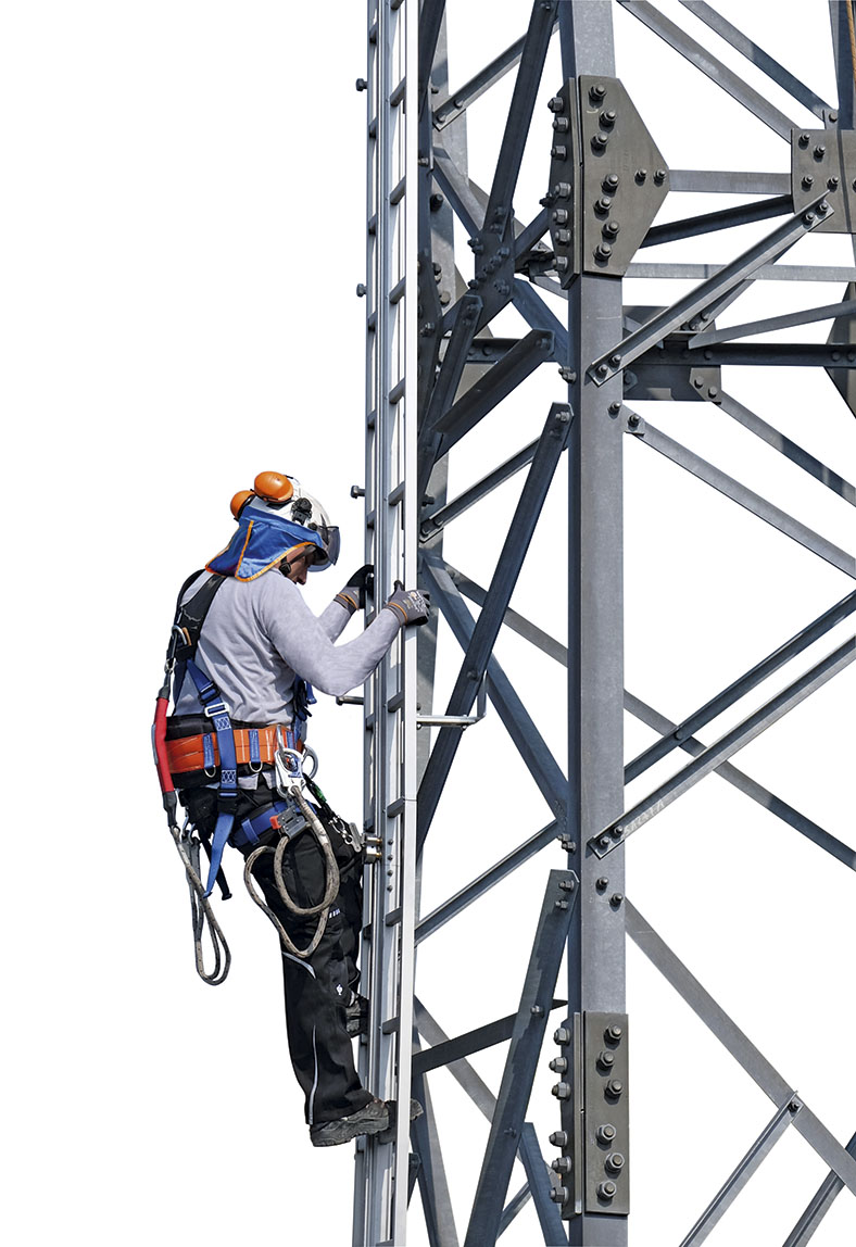 Auf diesem Bild klettert ein Facharbeiter mit kompletter Schutzausrüstung eine Sprossenleiter hinauf, um an seine Arbeitsstelle zu kommen.