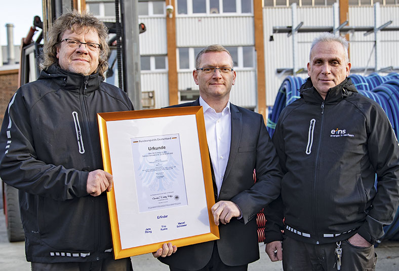 Die Abbildung zeigt die "geistigen" Väter des Ringbundanbaugerätes und zugleich Väter des Erfolgs, die Mitarbeiter Jens Pilling, Marcel Schlösser und Tino Kuske (sie zeigen die Urkunde).