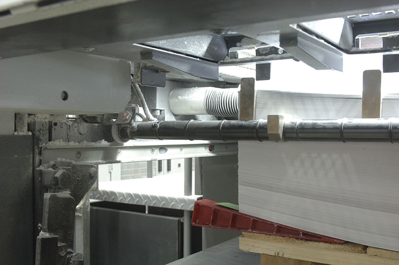 Diese Abbildung zeigt eine Offsettdruckmaschine in einer Druckerei. 