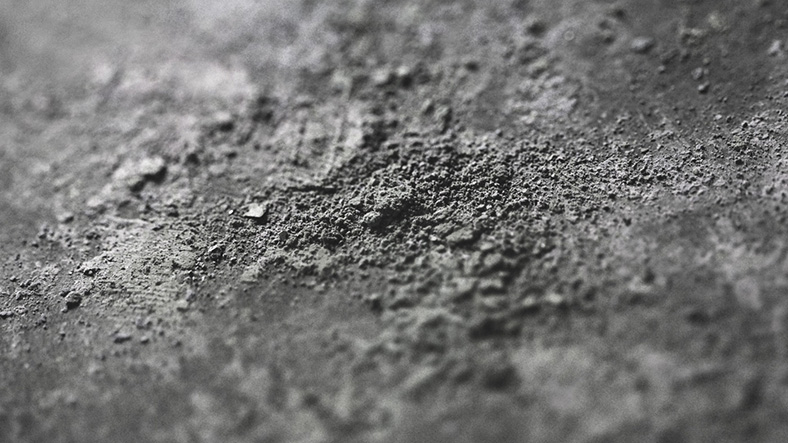 Das Bild zeigt eine Nahaufnahme von grauem Metallstaub.