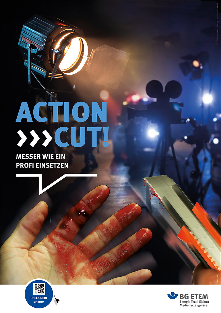 Plakatkampagne 2023, Motiv Action Cut: Eine blutige Hand vor dem Hintergrund eines Filmsets mit Kamera und Scheinwerfer.