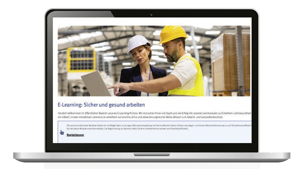 Laptop, auf dessen Display folgende Situation zu sehen ist: Eine Frau und ein Mann in einer Produktions- oder Lagerhalle schauen auf einen Laptop, der Mann zeigt auf den Bildschirm.