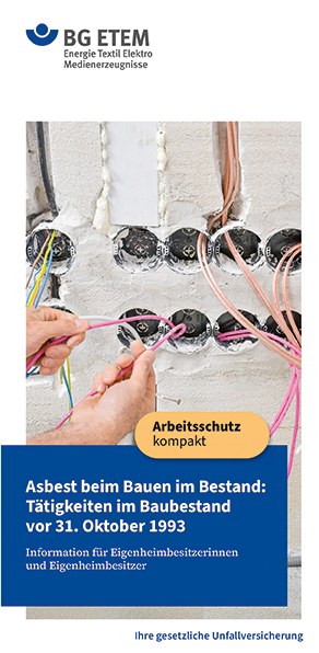 Titelblatt der BG ETEM-Broschüre „Asbest beim Bauen im Bestand“; das Bild auf dem Titel zeigt Bohrlöcher für Steckdosen und Kabel, die von einem Arbeiter mit den Händen eingezogen werden.