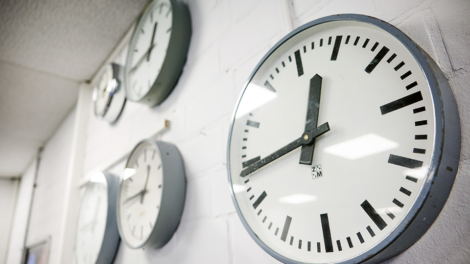 Bei Mohn Media ist Stillstand keine Option. Auch die Uhren müssen funktionieren. Fällt eine im Betrieb mal aus und bleibt stehen, wird sie umgehend ersetzt.