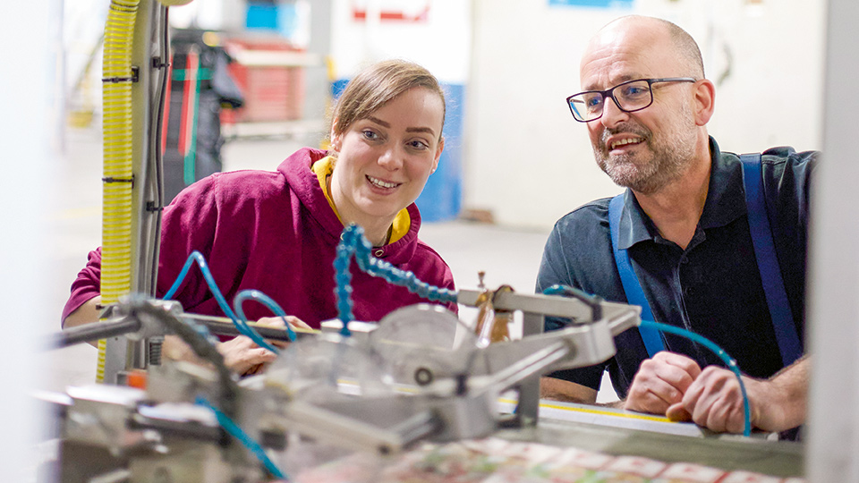 Elektrikerin Tamara Wetzel (links) schätzt die Ruhe und die Erfahrung ihres Gruppenleiters Markus Severins.