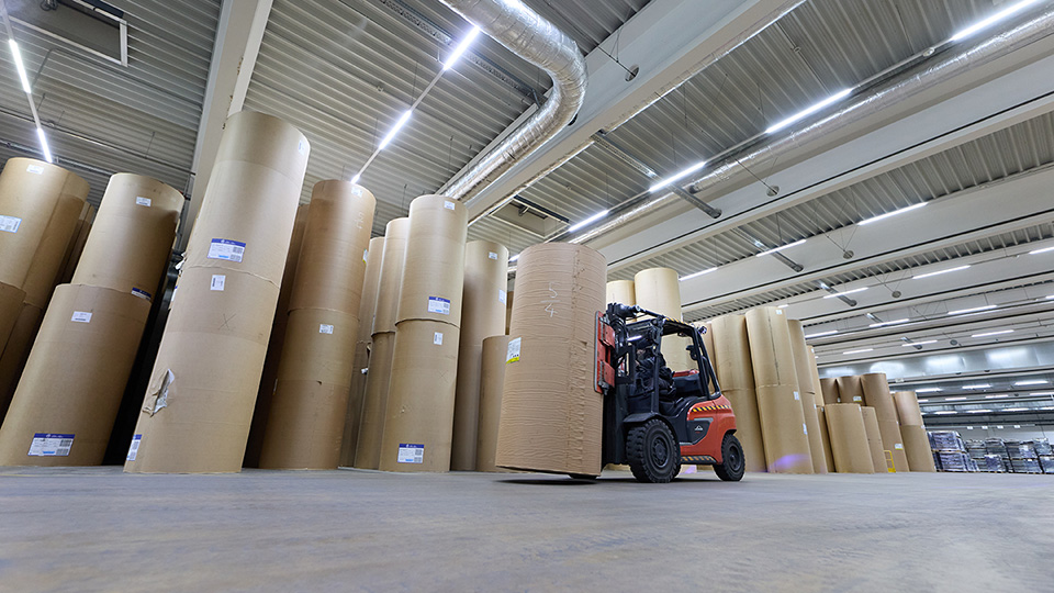 Riesige Papierrollen bestimmen das Bild im Papierlager von Mohn Media.