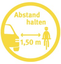 Grafik eines runden gelben Präventions-Aufklebers mit der Aufschrift Abstand halten. Es zeigt einen Abstandspfeil zwischen einem Auto und einem Radfahrer mit der Angabe 1,50 m.