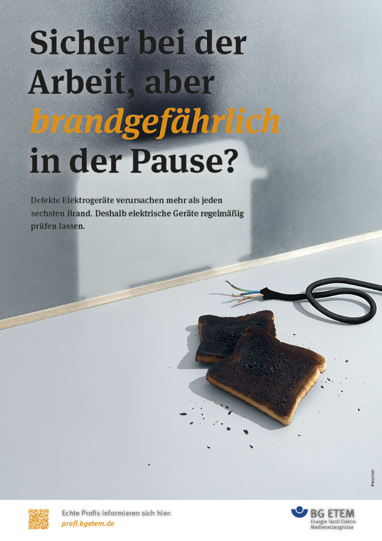 Plakatkampagne 2021 mit Plakatmotiv Brandgefahr: Ein ausgefranstes Kabel liegt neben zwei verkohlten Toastscheiben.