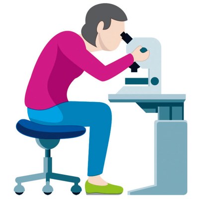 Ergo-Checker: Mitarbeiter sitzt gebückt auf einem Hocker und schaut in ein Mikroskop.