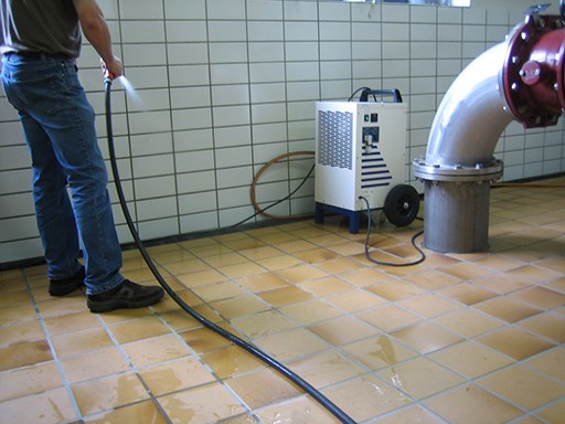 Reinigungsarbeiten in einem Wasserwerk mit Strahlwassereinwirkung auf elektrische Anschlussleitung und Betriebsmittel