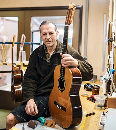 Uwe Heinecke von Gitarren Hanika präsentiert ein Instrument, das in der Werkstatt gefertigt wird. 