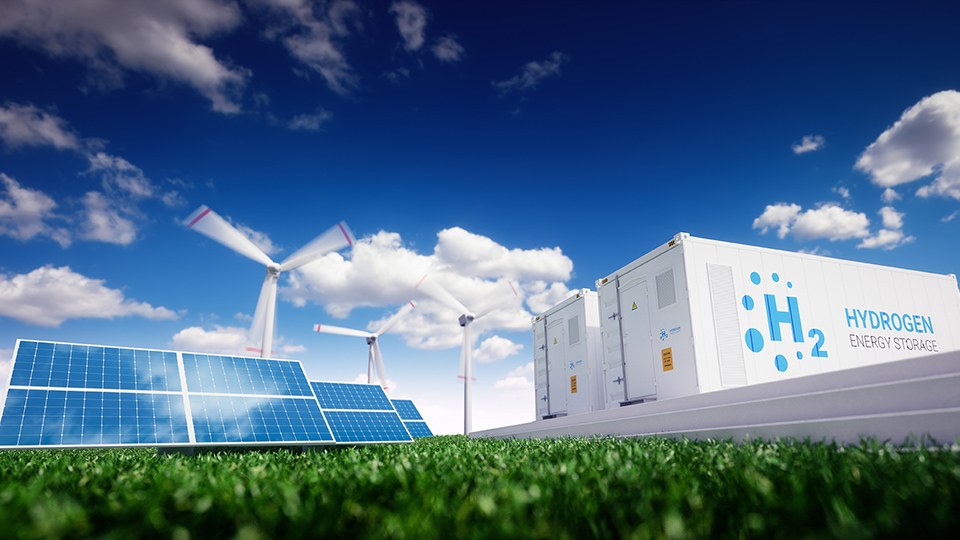 Photovoltaik- und Windkraftanlage inmitten unberührter Natur, daneben Wasserstoffspeicher mit Aufschrift H2