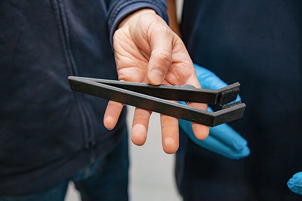 Hand hält die Reinigungszange