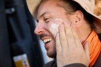 Die Sonnenterrassen (Nase, Ohren, Lippen, Schultern, Nacken) sind in besonderem Maße der Sonnenstrahlung ausgesetzt und benötigen deshalb einen erhöhten UV-Schutz.