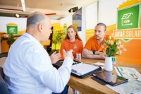 Andreas Zander (l.) bespricht mit Unternehmerpaar Graf die arbeitsmedizinische Angebotsvorsorge.