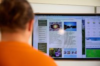 Morgens schauen sich die Mitarbeiter gemeinsam den Wetterbericht an. Informationen zu UV-Index, Temperaturen und Niederschlägen helfen bei der Vorbereitung auf den Arbeitstag.
