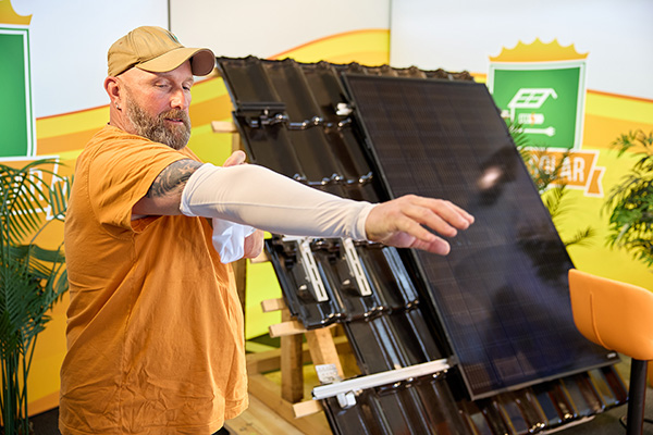 Armstulpen bedecken die Arme und schützen die Haut vor der Sonneneinstrahlung. Oberkörperfreies Arbeiten kommt bei Graf Solar nicht infrage.