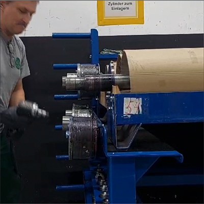 Arbeiter an dem Vorbereitungstisch auf Hüfthöhe, wo er auf Hüfthöhe agieren kann