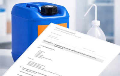 Sicherheitsdatenblatt vor einem Kanister und daneben einer Spritzflasche