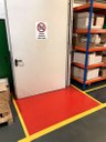 Nudging: Rot markierter Öffnungsbereich einer Brandschutztür
