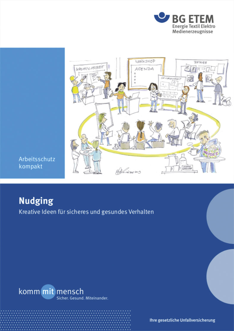 Cover der BG ETEM-Broschüre „Nudging“ in blau und weiß mit der Zeichnung von mehreren Personen Menschen, die sich an Stellwänden, in Gesprächen oder in einem Seminar über Betriebssicherheit informieren. 
