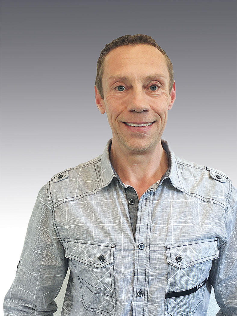 Porträt von Wolfgang Volkamer, Vertriebsleiter KDSL GmbH in Germering. Herr Volkamer hat kurze hellbraune Haare, er trägt ein graues Hemd und lächelt in die Kamera. 