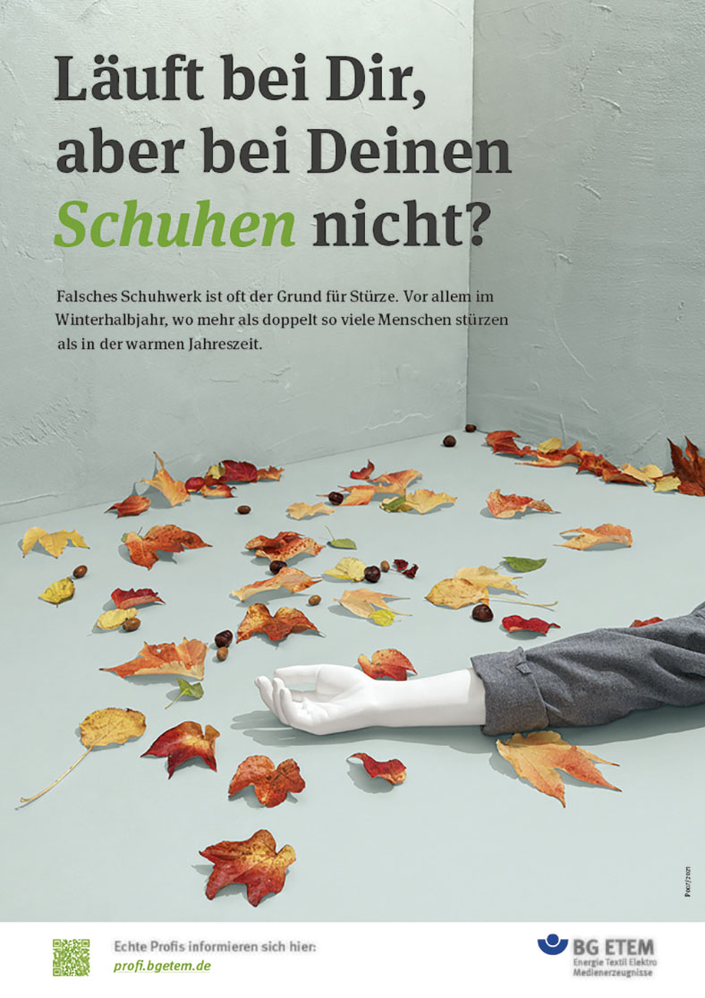 Plakatkampagne 2021 mit Plakatmotiv Sicherheitsschuhe: Ein weißer Arm liegt auf dem Boden zwischen Herbsblättern.