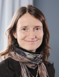 Porträtfoto von Dr. Christine Gericke, Arbeitspsychologin bei der BG ETEM. Frau Gerickte hat halblange braune Haare und trägt einen braungemusterten Schal über einem dunklen Oberteil.