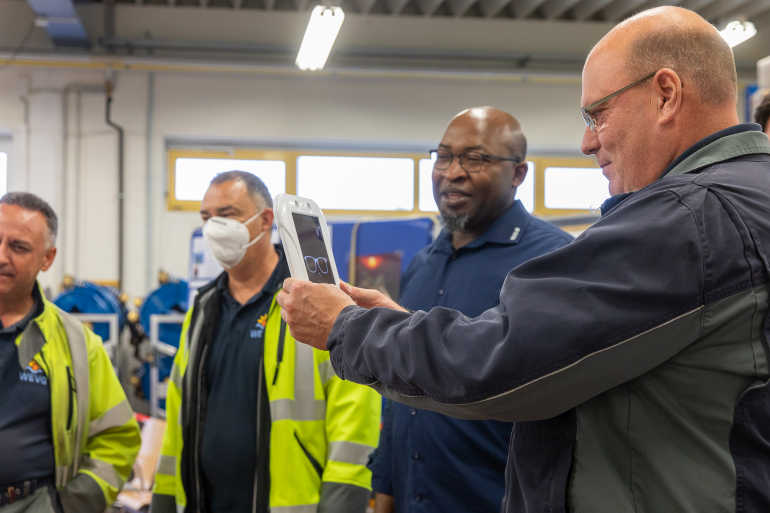 Test am Stand der BG ETEM: Schützt die Brille auch vor UV-Strahlung?