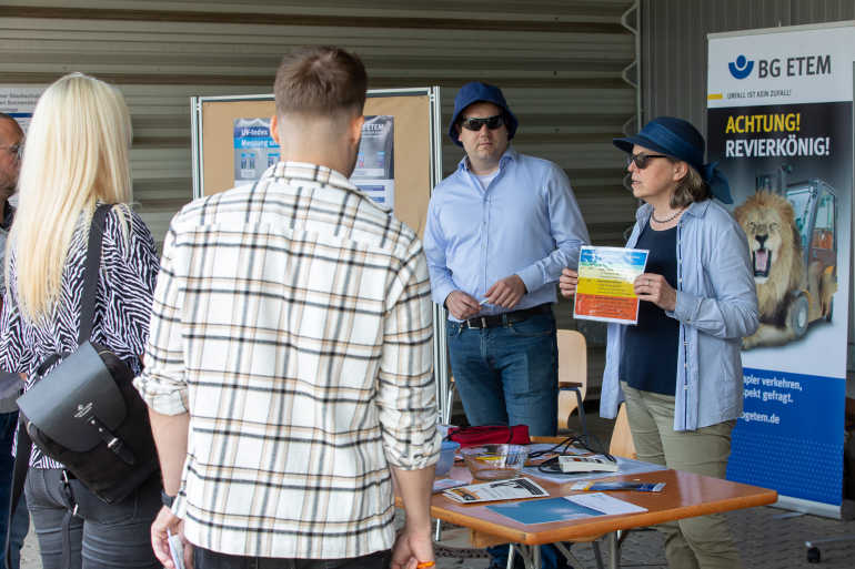 Erklärten den UV-Index: Nico Timpe, Aufsichtsperson, und Gabriele Franke, Strahlenschutzexpertin bei der BG ETEM.