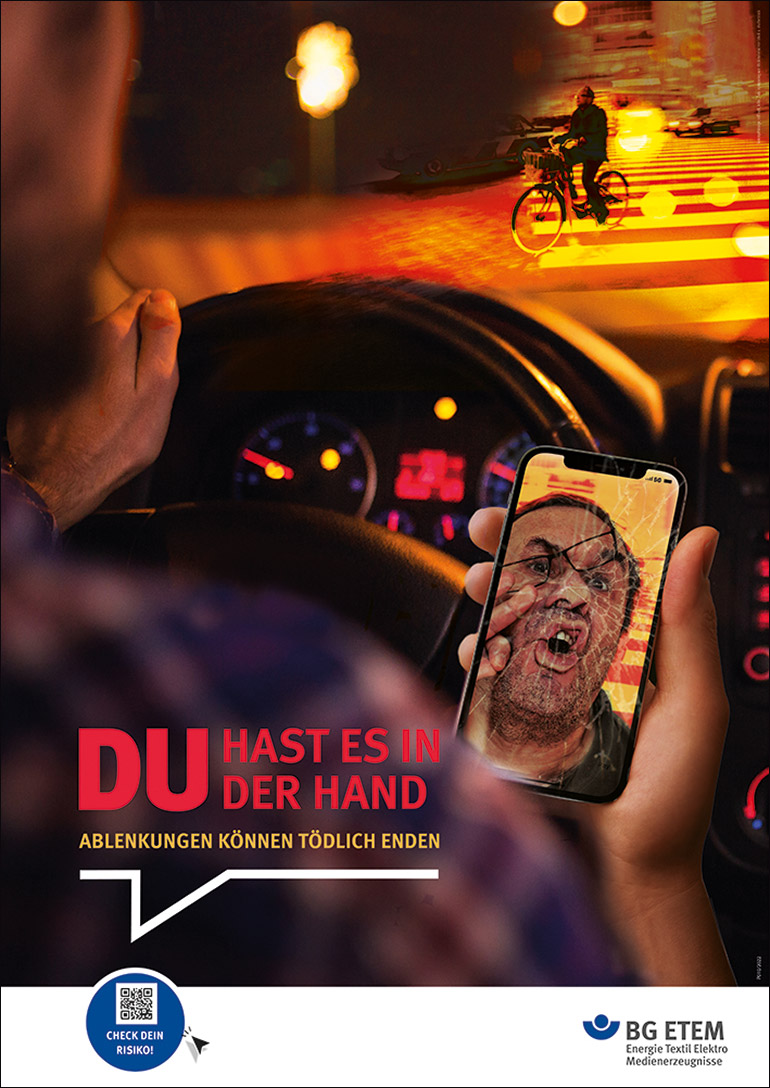 Plakatmotiv der BG-ETEM-Kampagne 2022, Motiv ablenkendes Smartphone beim Autofahren.