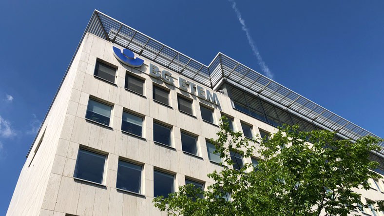 Beitragssenkung: Hauptgebäude der BG ETEM mit Namenszug vor blauem Himmel.