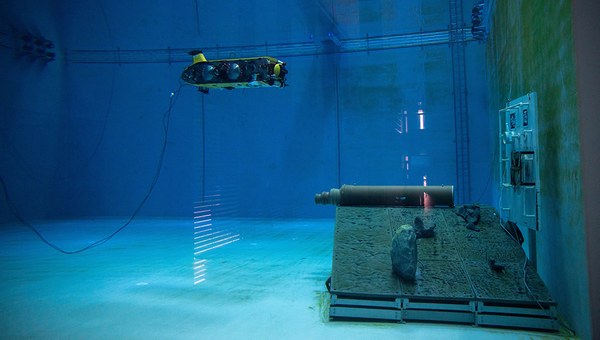 Mini-Roboter-U-Boot unter Wasser in einem Becken.