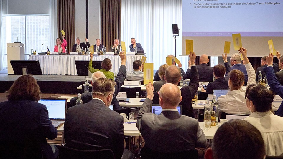 Blick auf das Podium und die Vertreterversammlung bei der Abstimmung.