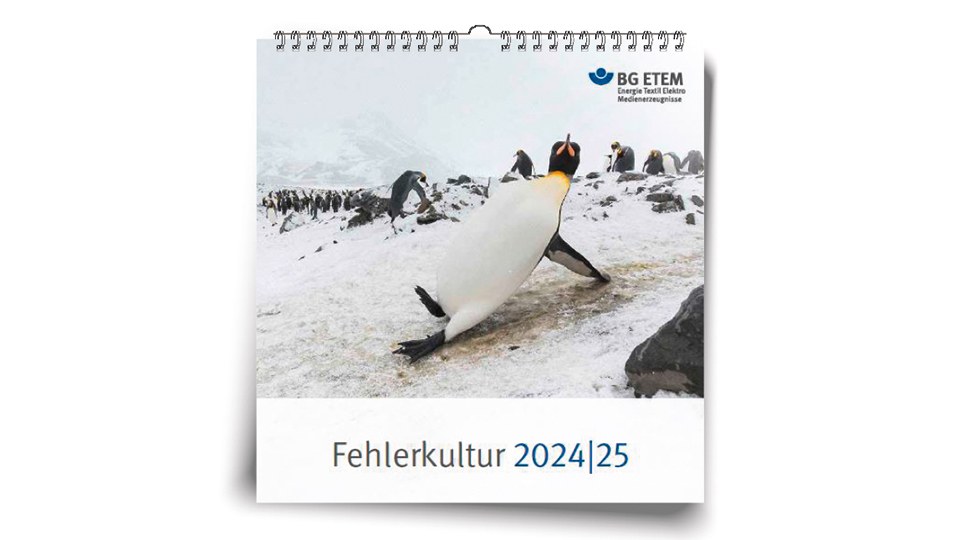 Titelblatt des BG ETEM Wandkalenders 2024/2025 mit dem Bild eines ausrutschenden Pinguins