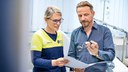 Marina Kiel und Betriebsarzt Dr. Sebastian Lieske von Essity