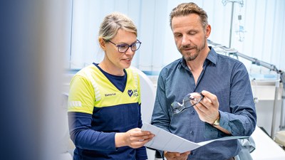 Marina Kiel im Gespräch mit Betriebsarzt Dr. Sebastian Lieske.