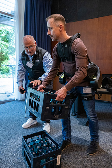 Das Exoskelett mit aktiver Kraftunterstützung konnte auf der Tagung ausprobiert werden.